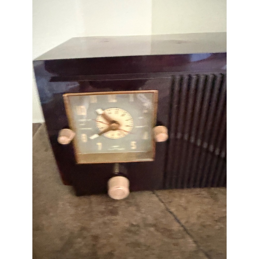 Vintage General Electric GE Model 535 Bakelite Tube Radio Alarm Clock Burgundy - Picture 3 of 11